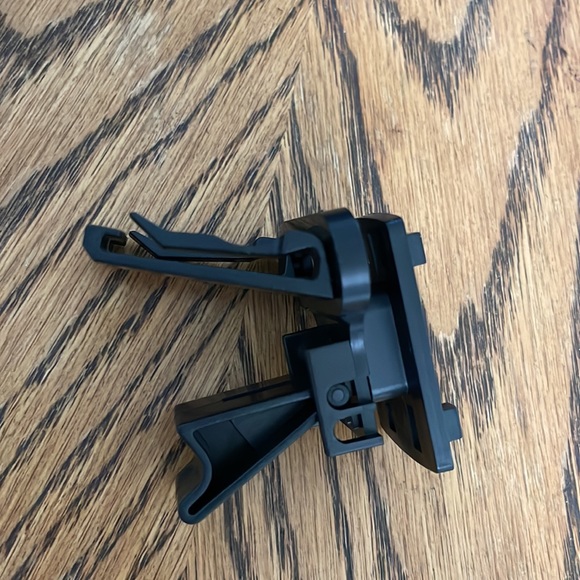 New Case Logic Car Mount Kit for Mobile Phones (Universal) - Picture 10 of 13